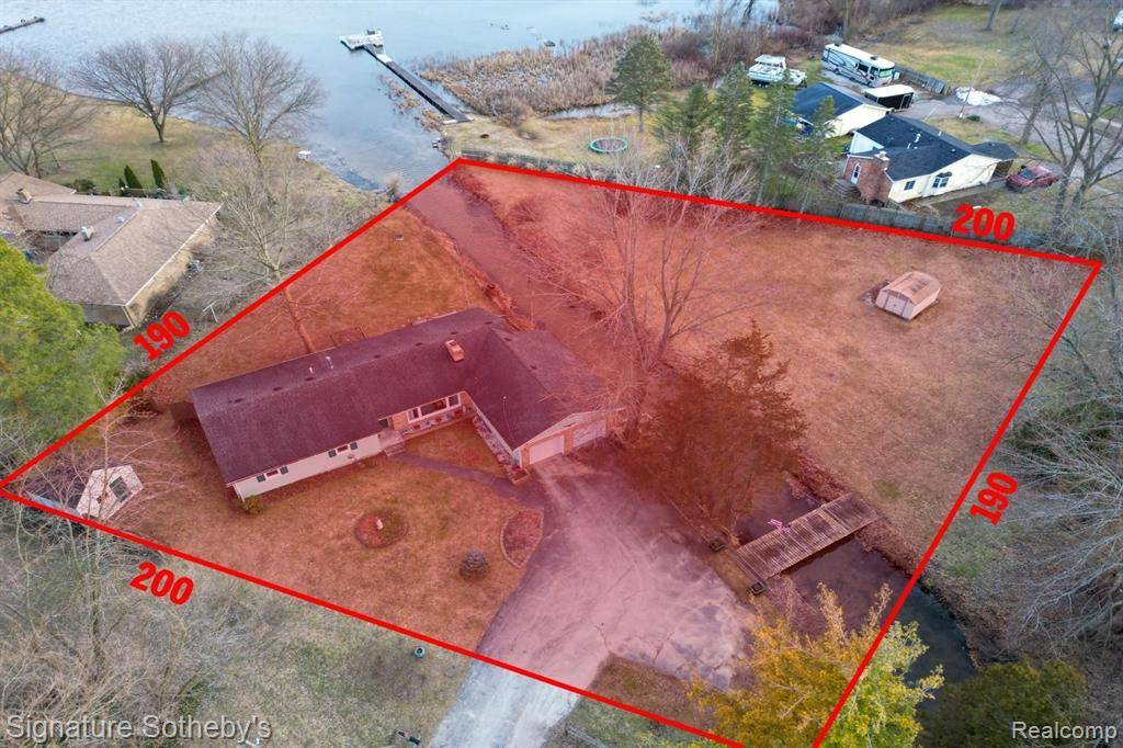 Holly, MI 48442 1048,1090 SUNSET Drive