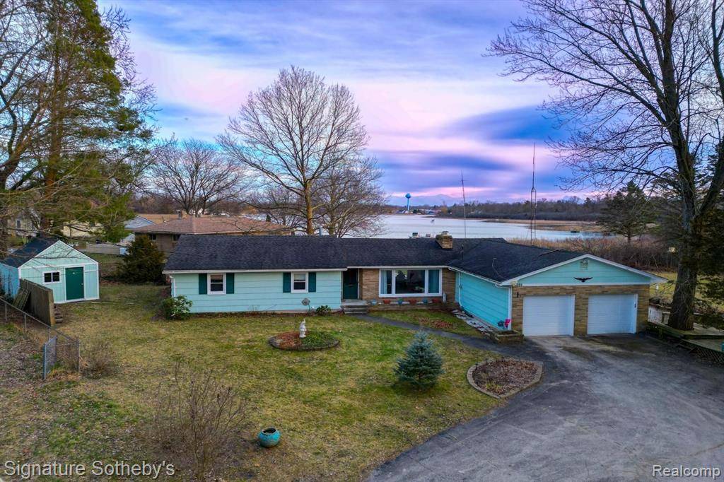 1090 SUNSET Drive, Holly, MI 48442 1048