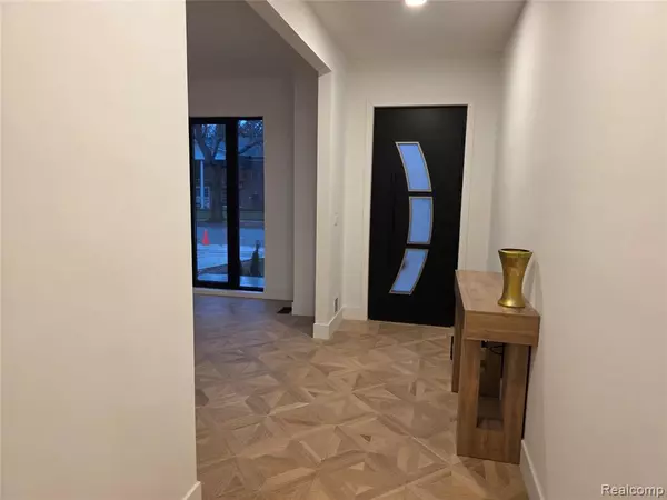 Royal Oak, MI 48073 4158,1833 N Washington Avenue