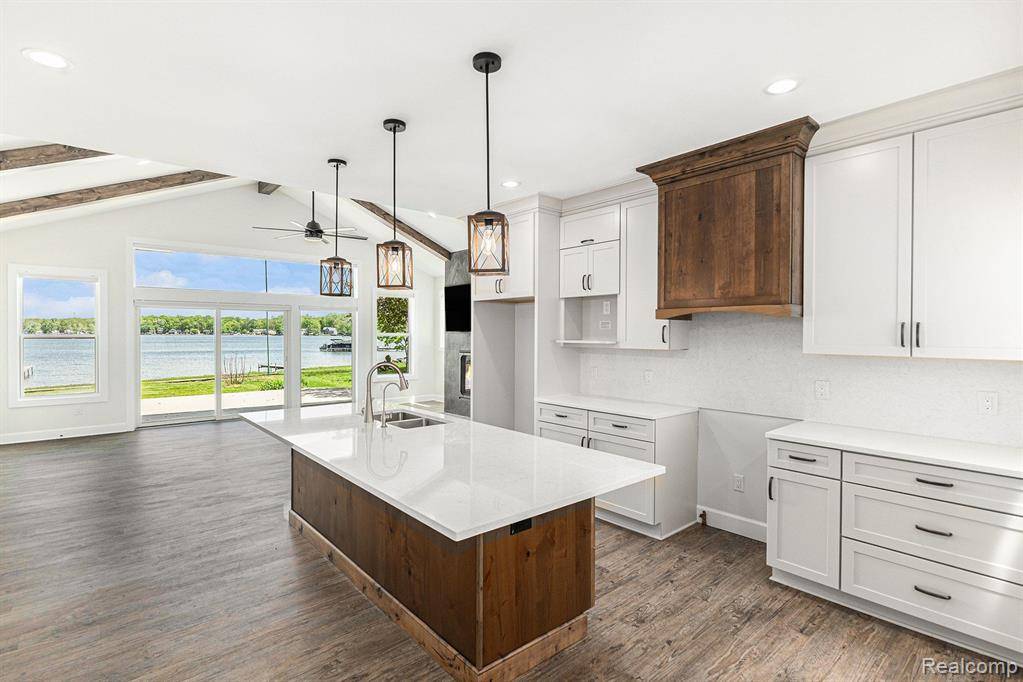 Lakeland, MI 48143 7701,9693 BEVERLY Drive
