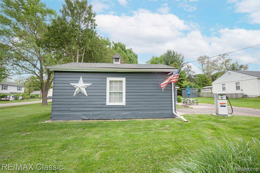 Walled Lake, MI 48390 3414,406 COMMON Street