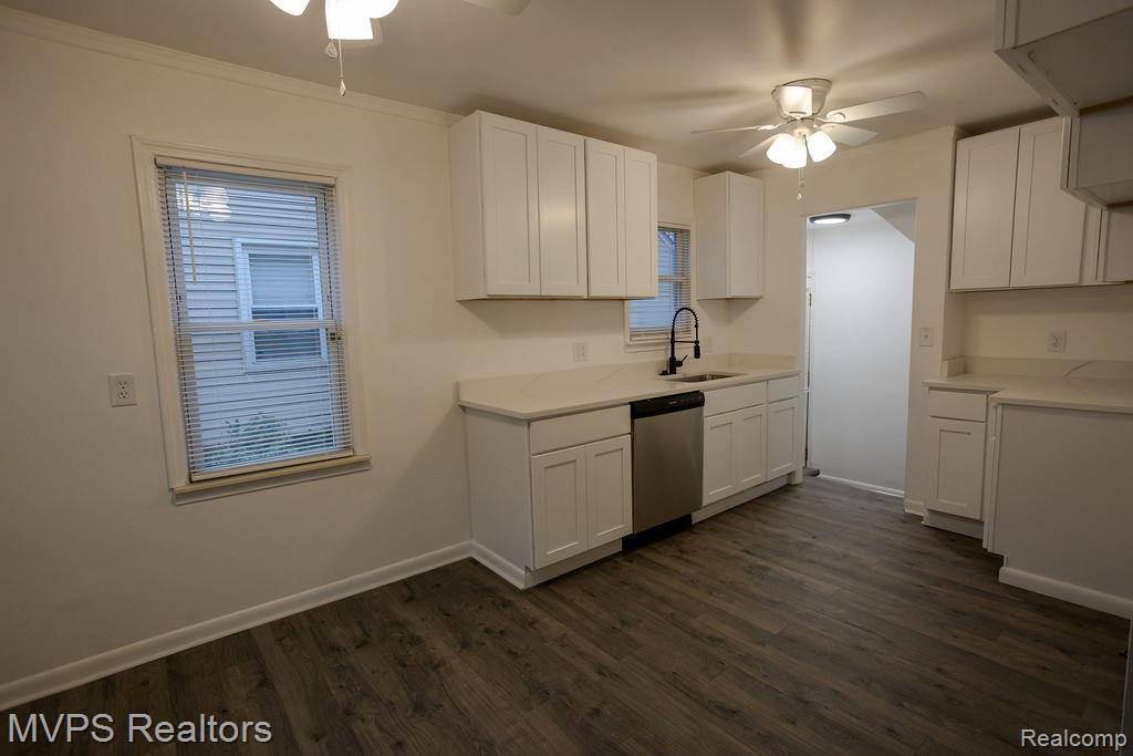 Harper Woods, MI 48225 2259,20484 ROSCOMMON Street