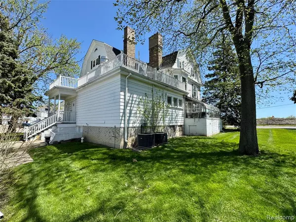 Trenton, MI 48183 2113,2156 W JEFFERSON Avenue