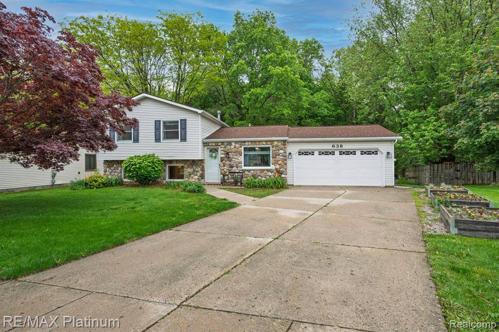 Brighton, MI 48116 1769,638 GLENWYTH Road