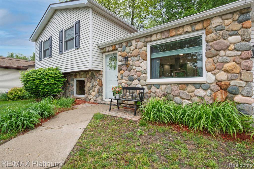 Brighton, MI 48116 1769,638 GLENWYTH Road