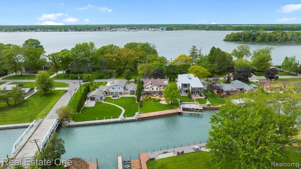 Grosse Ile, MI 48138 2039,28395 Swan Island Drive