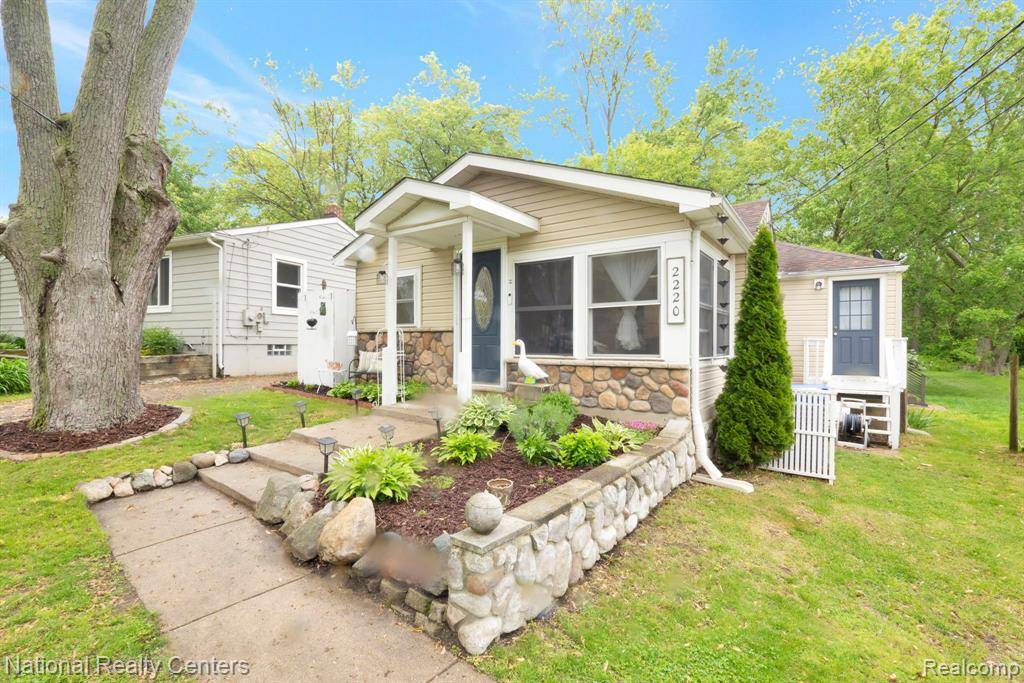 Waterford, MI 48327 1142,2220 Marston Drive