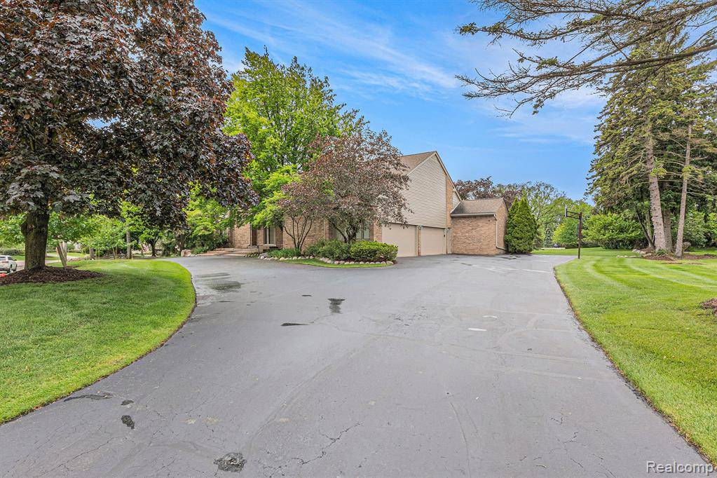 Bloomfield Hills, MI 48302 1225,3870 Glen Falls Drive