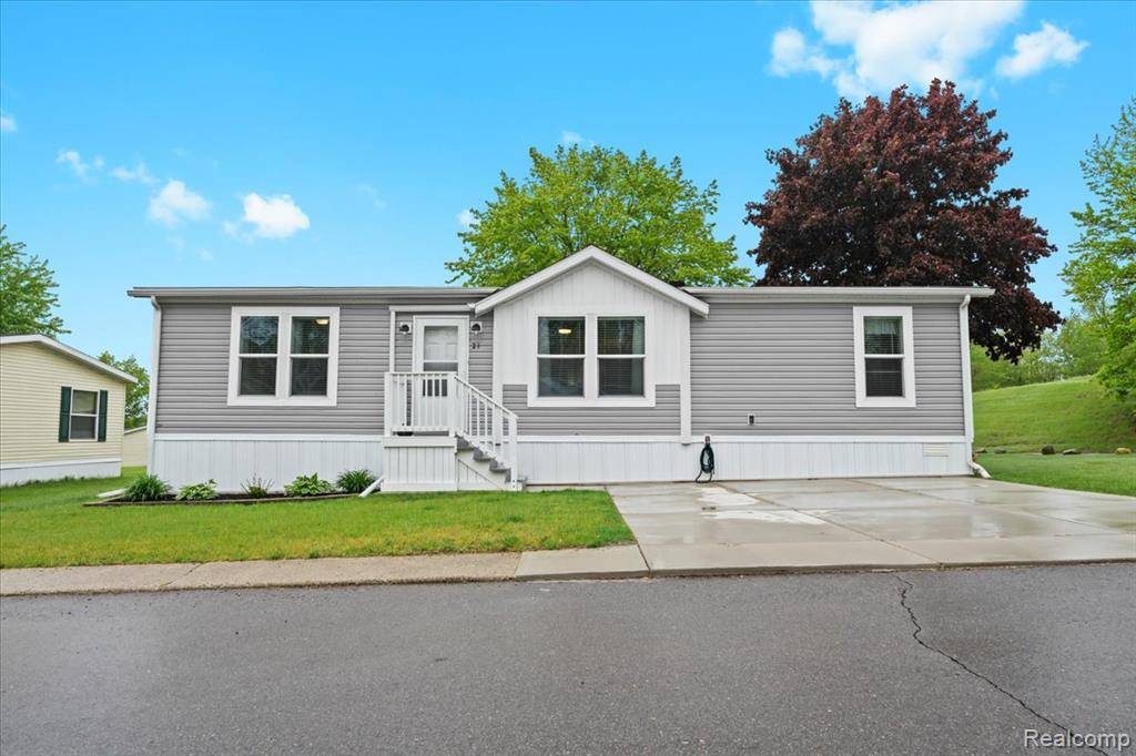 21 Pine, Highland, MI 48357