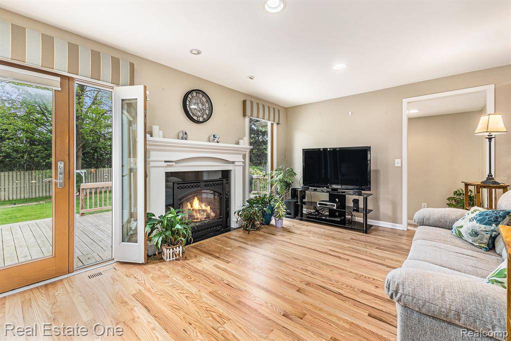 Rochester Hills, MI 48309 4123,3714 DONLEY Avenue