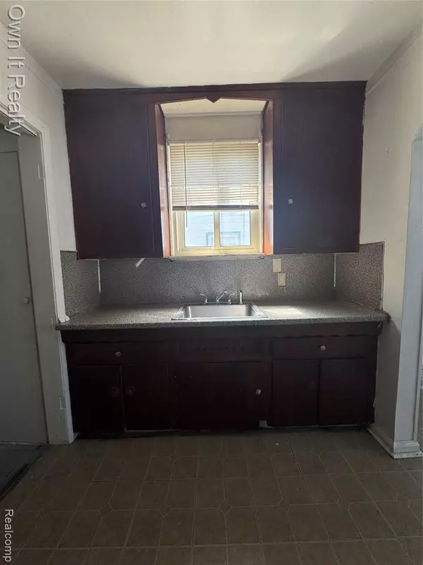 Detroit, MI 48228 4739,6490 Stahelin Avenue