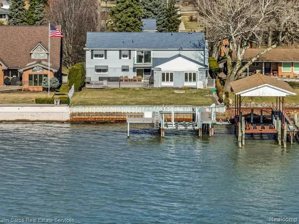 Saint Clair Shores, MI 48082 1370,32830 JEFFERSON Avenue