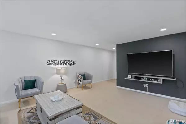 Bloomfield Hills, MI 48302 0693,2375 Mulberry Square