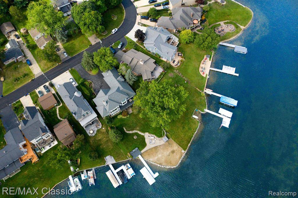Wolverine Lake, MI 48390 2377,826 Wolverine Drive