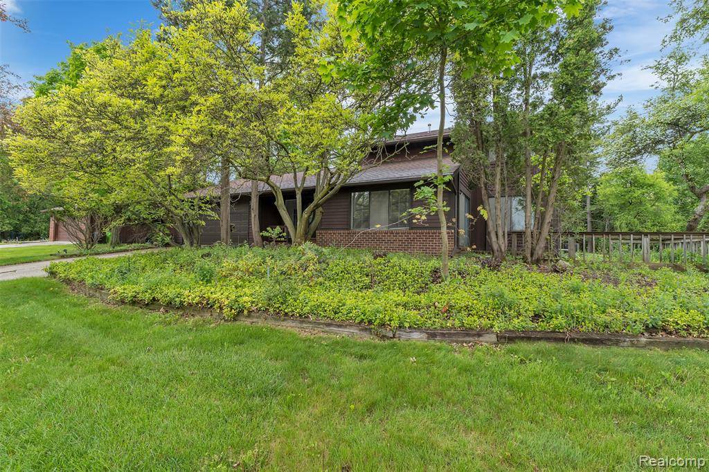 West Bloomfield, MI 48322 1508,5772 Perrytown Drive