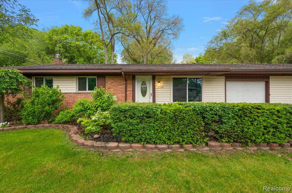 Commerce Twp, MI 48382 3458,2920 PINTO Drive