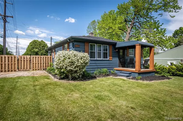 7770 AUSTERE Drive, Waterford, MI 48329 1002