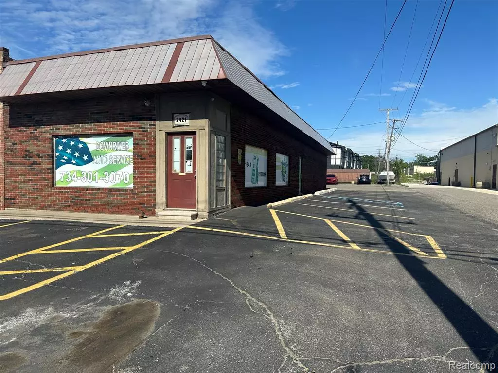 Trenton, MI 48183 2697,2421 Fort Street