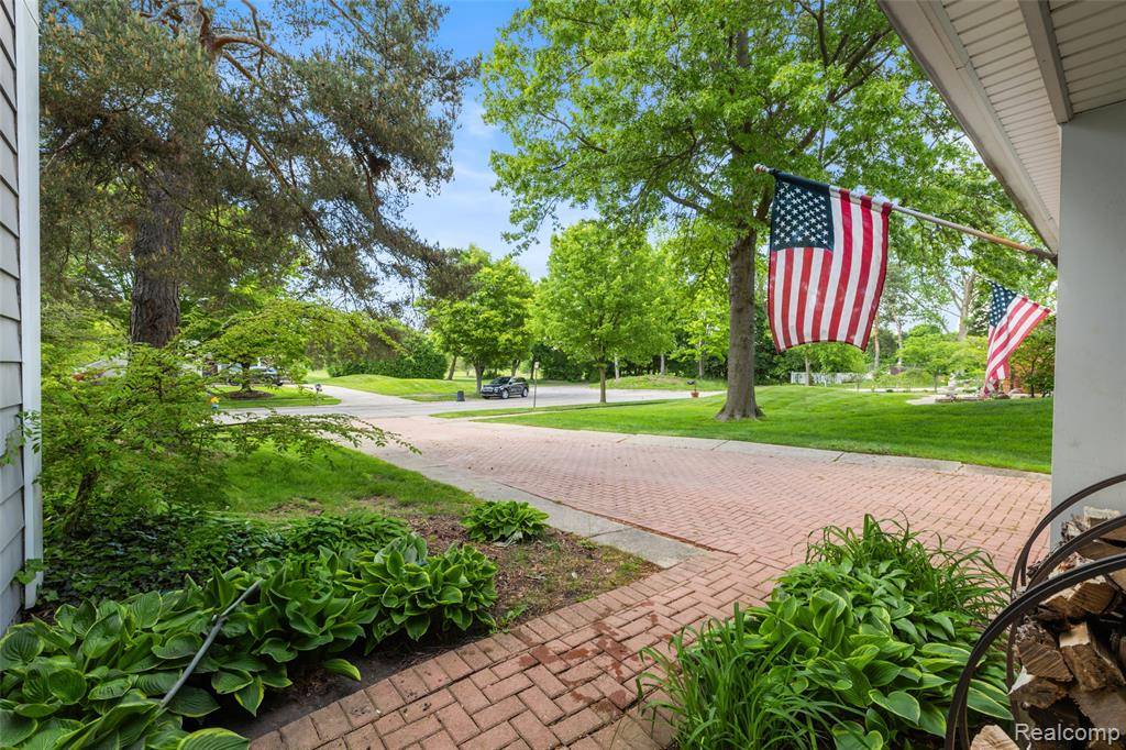 Troy, MI 48098 2704,5138 Bayside Drive