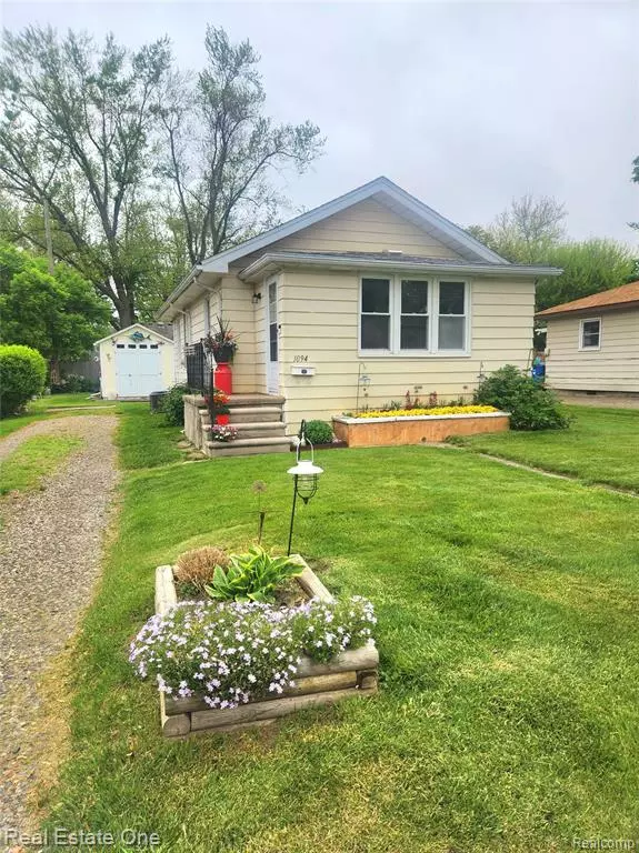 1094 Lakeview Street,  Waterford,  MI 48328 3819