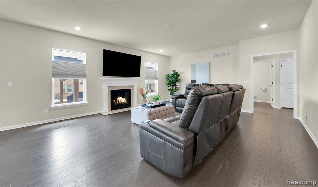 Novi, MI 48377 2312,43547 Bolingbrooke Lane