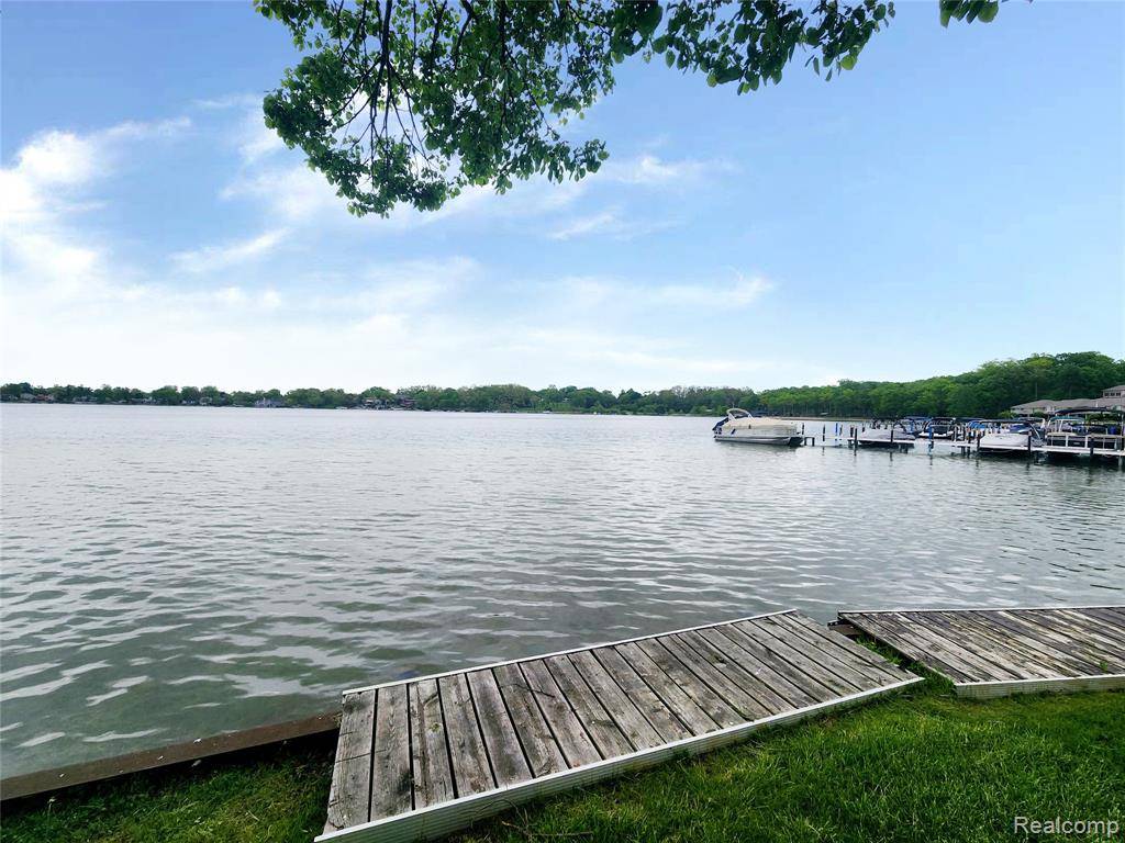 Waterford, MI 48328 4209,4390 Cass Elizabeth Road