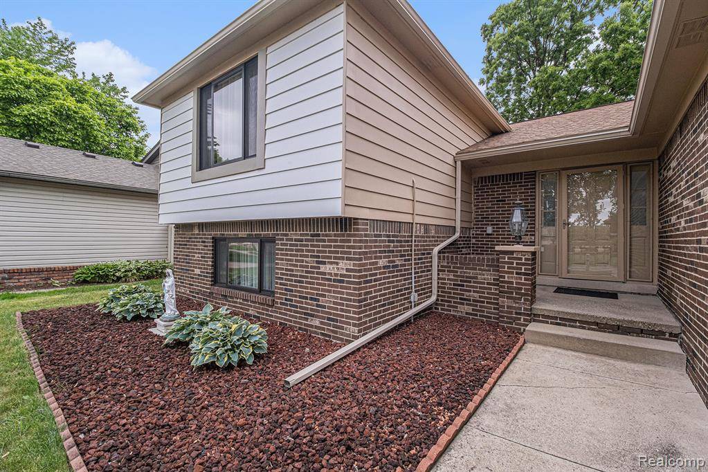 Sterling Heights, MI 48310 2966,3365 Gloucester Drive