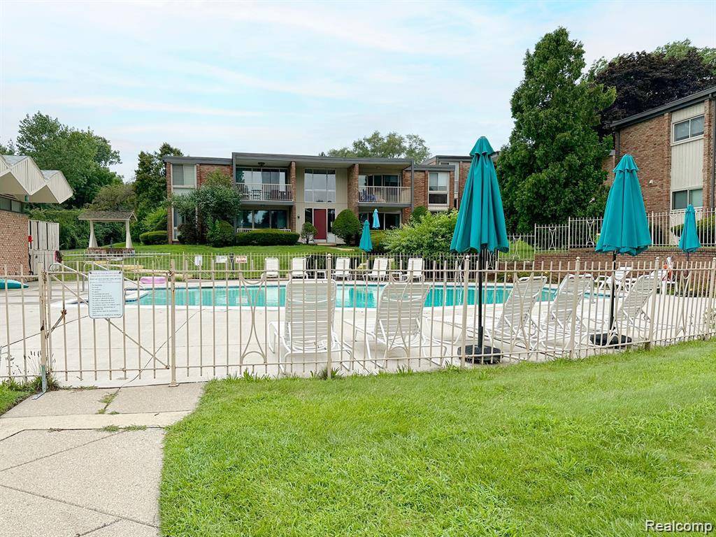 Bloomfield Hills, MI 48301 3123,4041 W Maple Road