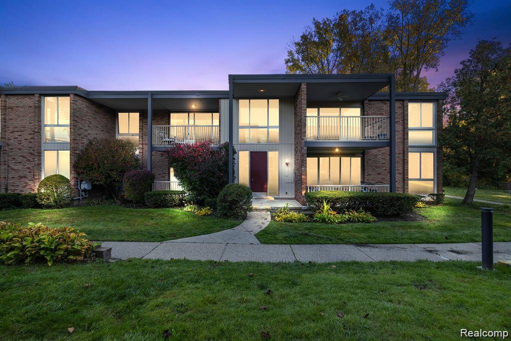 4041 W Maple Road, Bloomfield Hills, MI 48301 3123