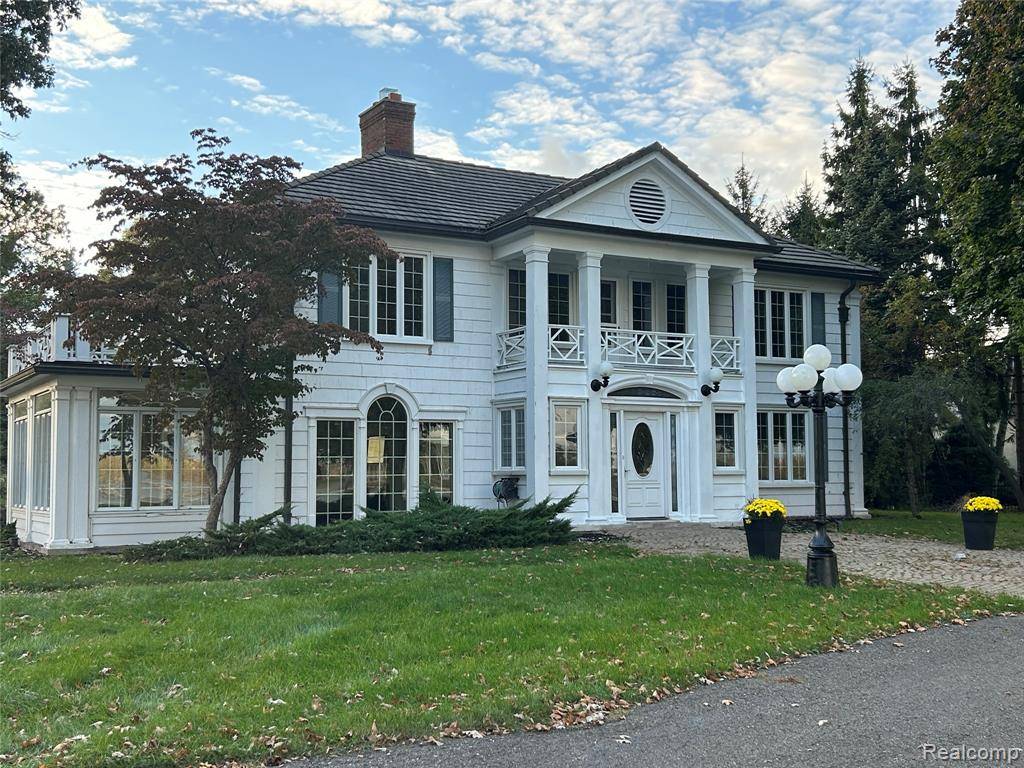 25490 East River Road, Grosse Ile, MI 48138