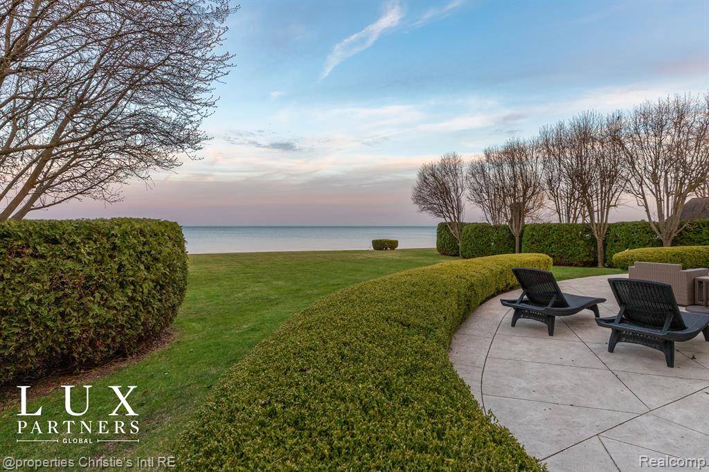 Grosse Pointe Shores, MI 48236 4106,1010 LAKE SHORE Road