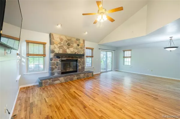Waterford, MI 48327 3911,751 Lochaven Road