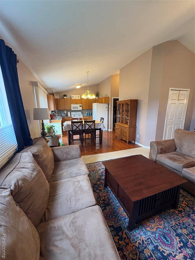Fenton, MI 48430 2065,1231 Crystal Pointe Circle