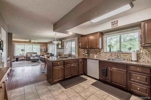 Oxford, MI 48370 3031,63 Lakeview Drive