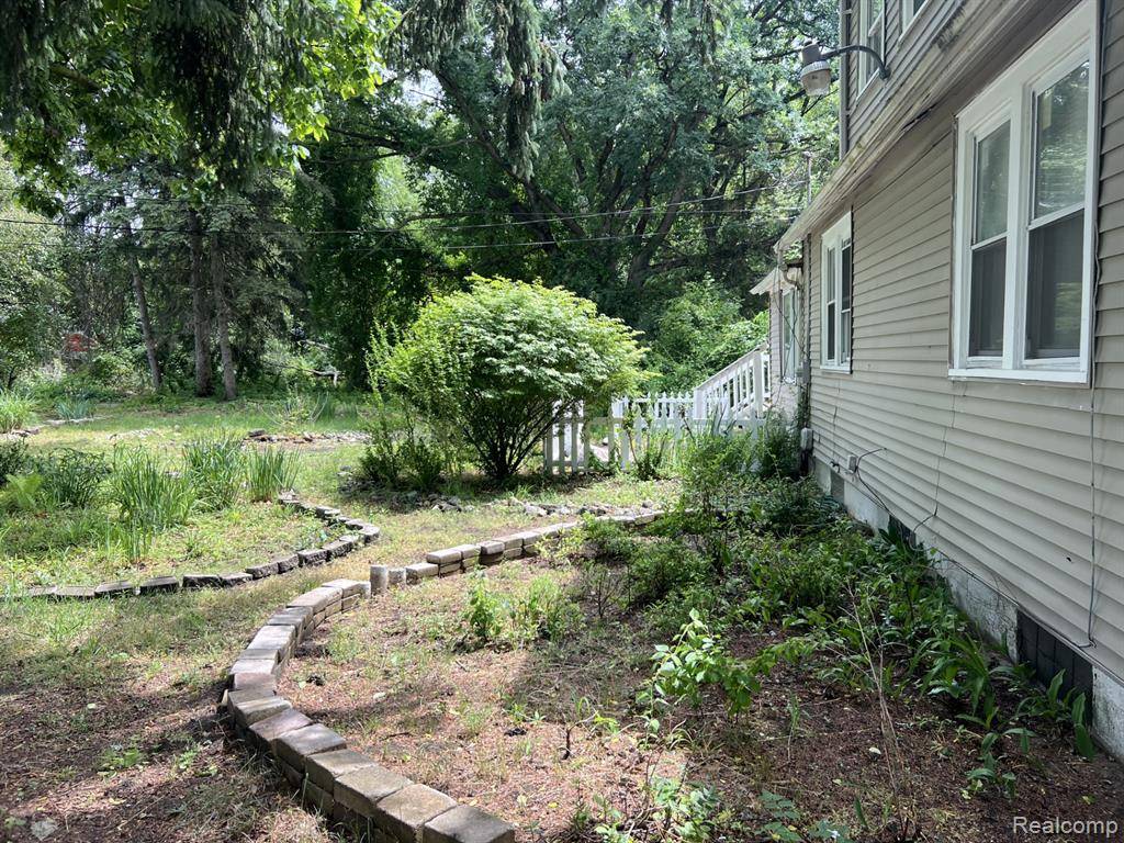 Southfield, MI 48033 3929,24067 SARGENT Avenue