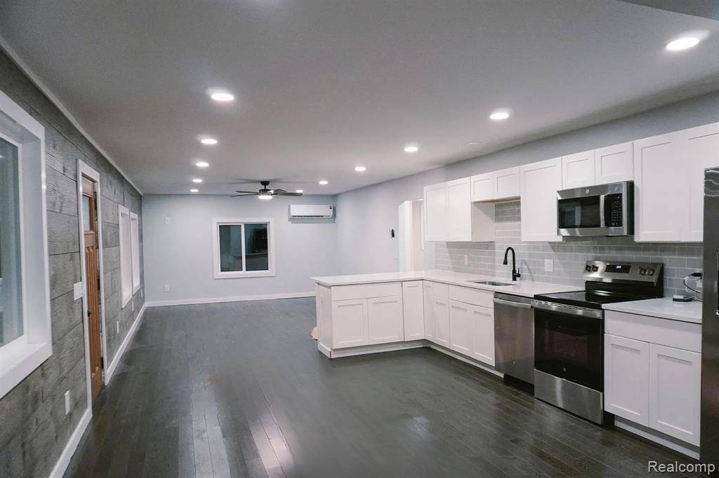 Columbiaville, MI 48421 9733,631 PINE Drive