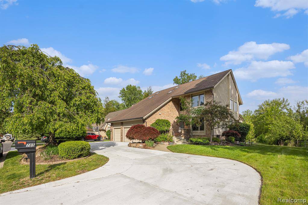 Rochester Hills, MI 48307 2726,785 River Bend Drive