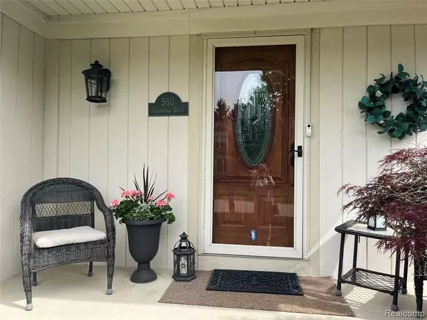 Rochester Hills, MI 48307 2852,560 Thornridge Drive