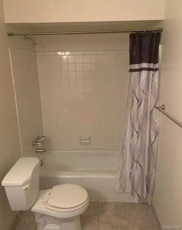 Westland, MI 48185 5934,7325 WOODVIEW DR. Unit #4