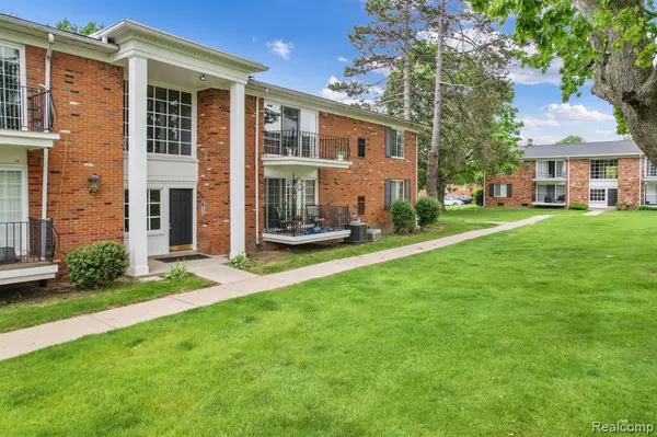 Bloomfield Hills, MI 48304 1330,448 Fox Hills Drive