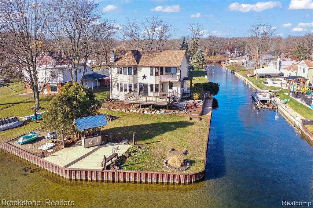 Highland, MI 48356 2439,2995 VENICE