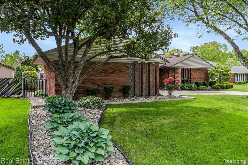 Grosse Pointe Farms, MI 48236 2813,439 Barclay Road