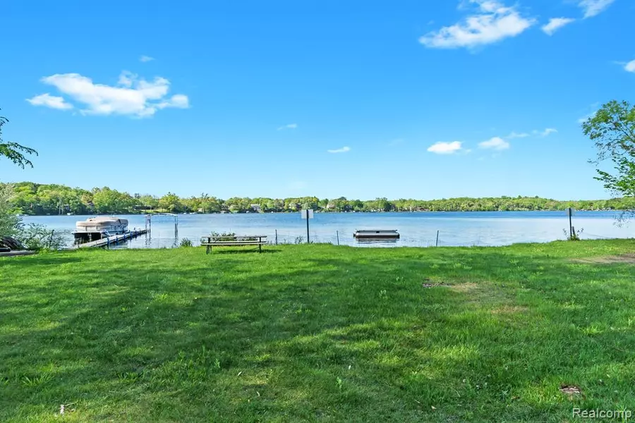 7109 LAKE SHORE Drive, Chelsea, MI 48118 9530