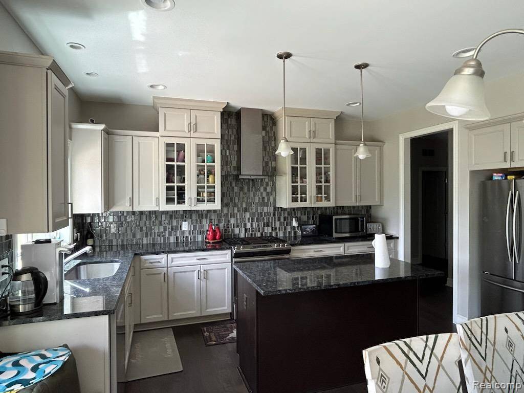 Troy, MI 48083 1016,1614 Garden Park Drive