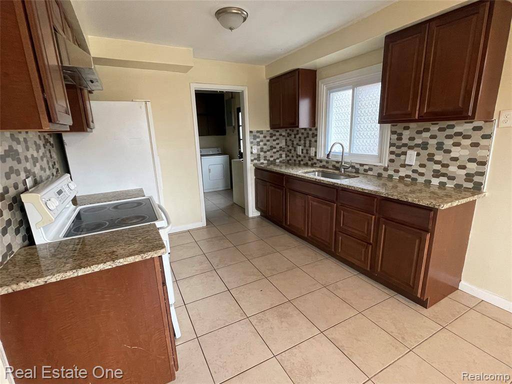 Dearborn Heights, MI 48127 2435,5710 BURGER Street