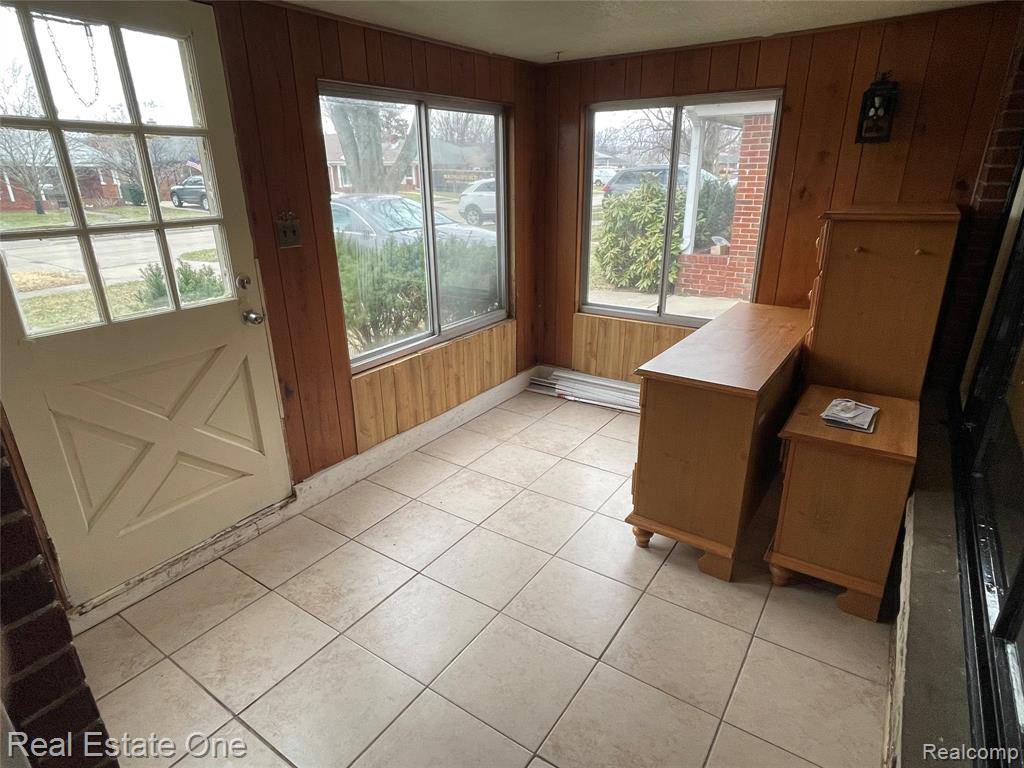 Dearborn Heights, MI 48127 2435,5710 BURGER Street