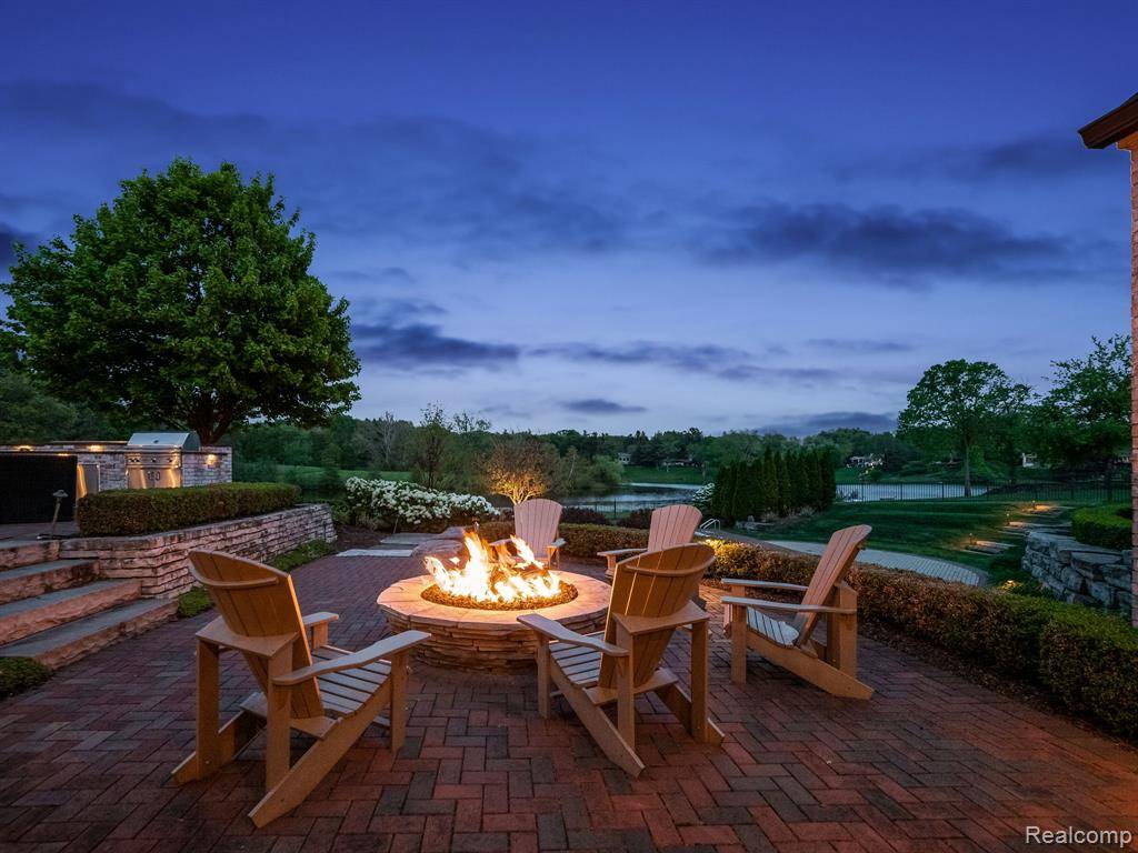 Bloomfield Hills, MI 48304 2332,530 E Long Lake Road