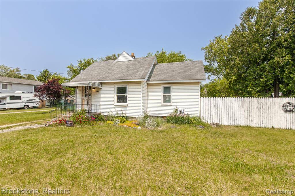 Holly, MI 48442 1733,725 E Sherman Street
