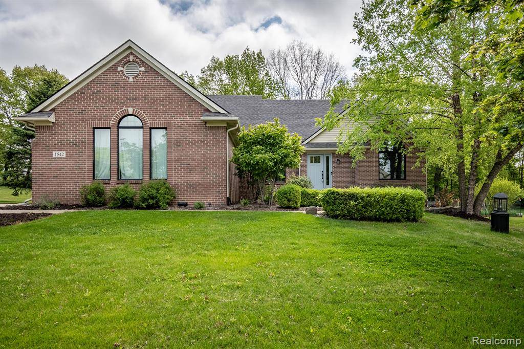 1542 SUMMERFIELD Lane, Howell, MI 48843 6335