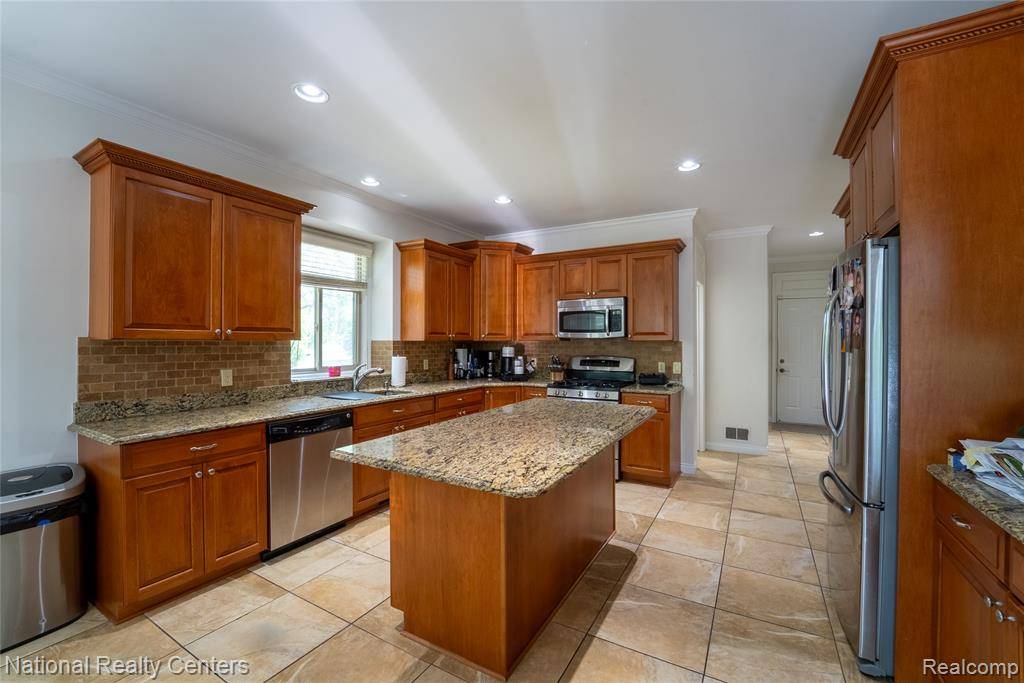 Shelby Twp, MI 48315 6924,54959 Glen Oaks Drive